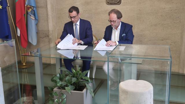 Contract signing